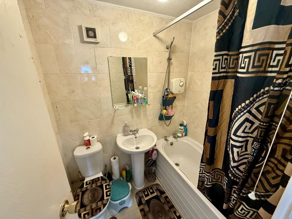 Lot: 126 - FLAT FOR INVESTMENT - Bathroom with W.C.